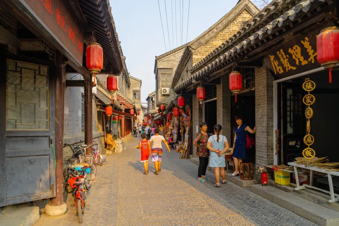 走進(jìn)南陽(yáng)古鎮(zhèn)，靜看搖櫓船，輕輕卷漣漪
