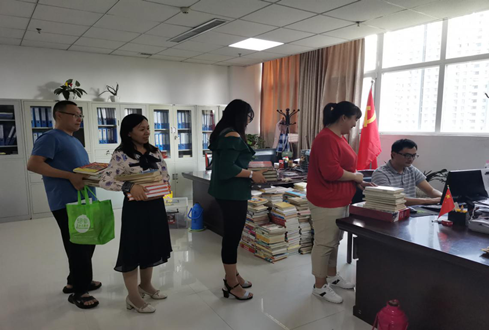 捐一縷書香 獻(xiàn)一份愛心