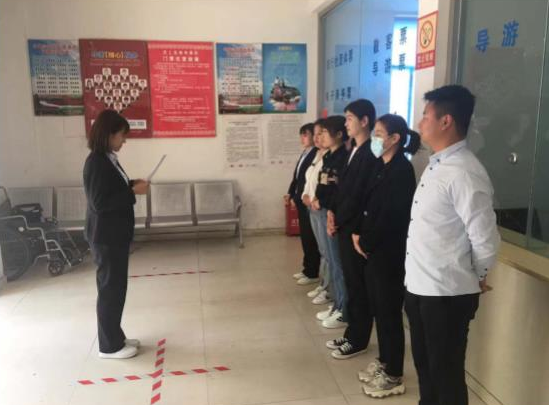 領(lǐng)下認(rèn)真閱讀了王杰生前的日記，其“一不怕苦，二不怕死”的王杰精神以及“在榮譽(yù)上不伸手，在待遇上不伸手，在物質(zhì)上不伸手”的崇高精神讓每一位黨員思想上受到洗禮，黨性上得到錘煉。